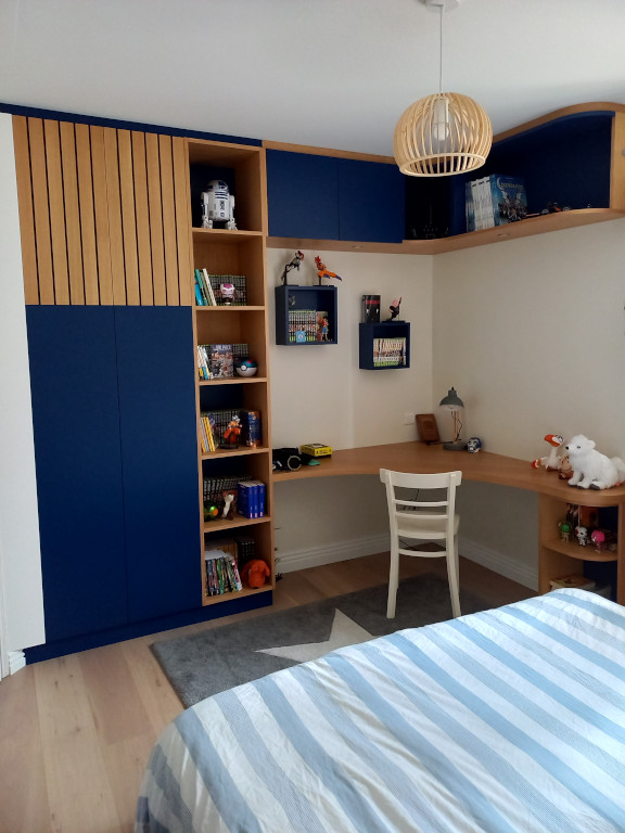 L’agencement sur mesure réalisé pour la chambre du fils.