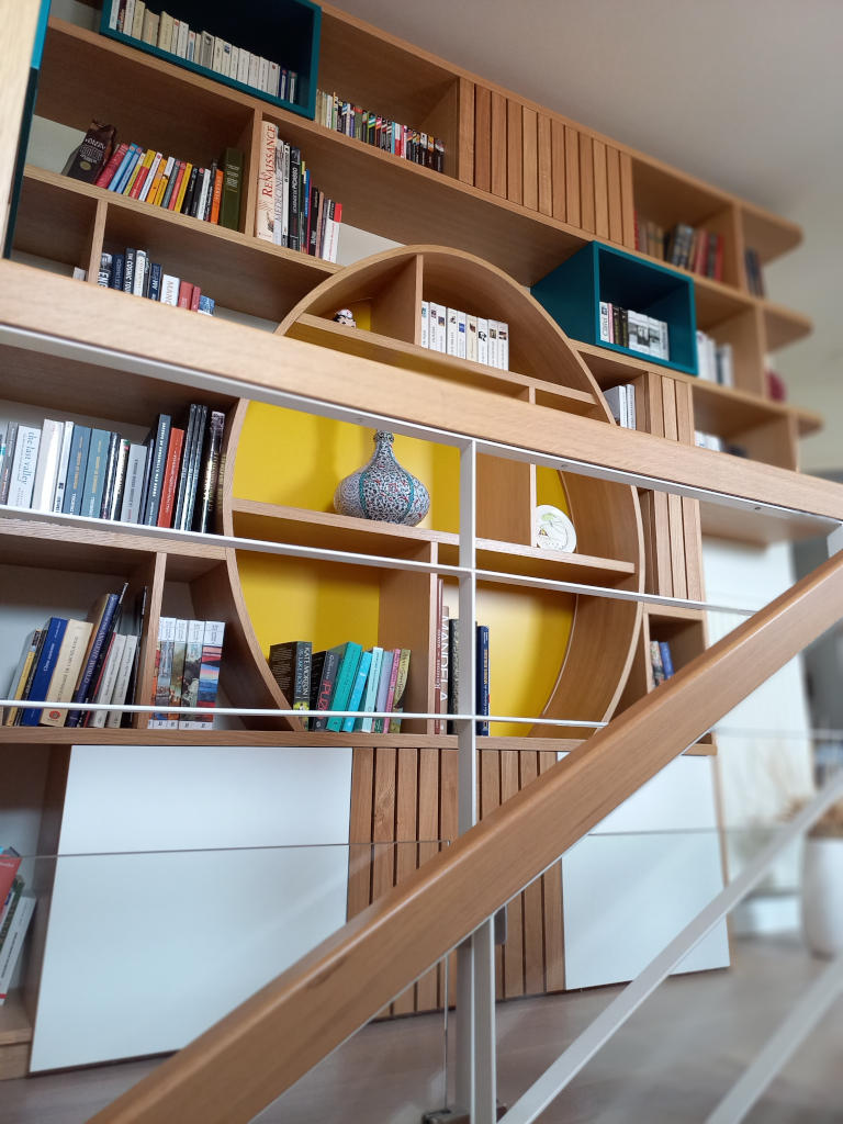 Bibliothèque sur mesure dans son environnement